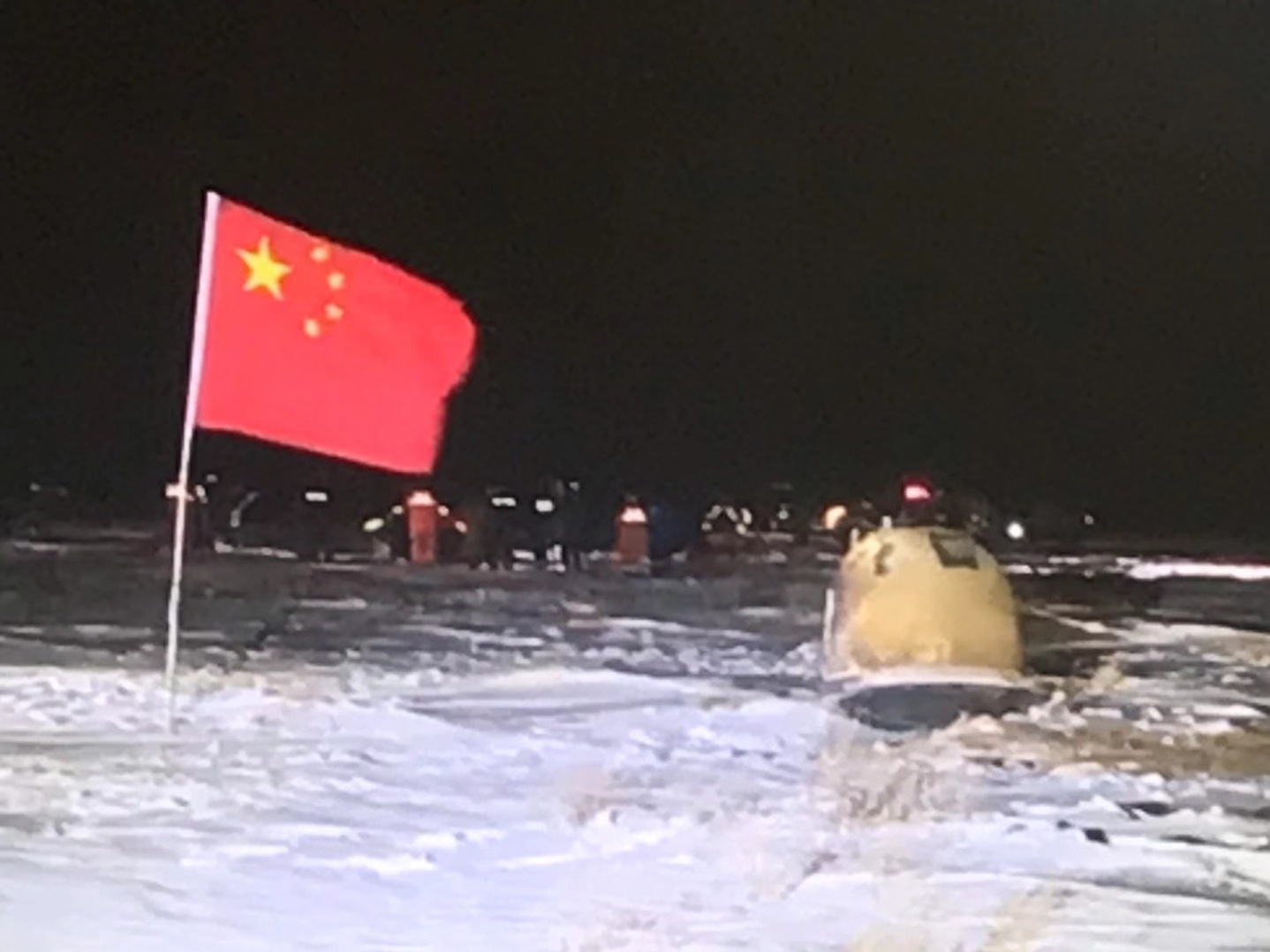携带月球样品 , 嫦娥五号成功着陆地球