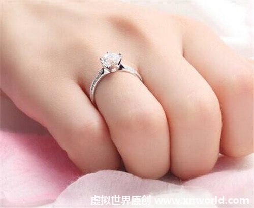 戒指戴小拇指是代表不婚吗？戒指的戴法暗示什么意思呢？