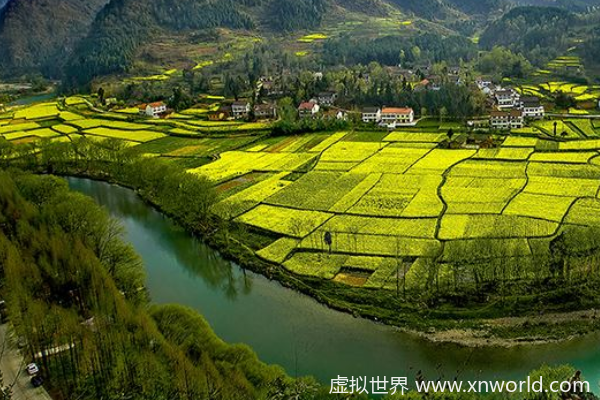 “一水护田将绿绕，两山排闼送青来。”是什么意思？出自哪里？怎么翻译？